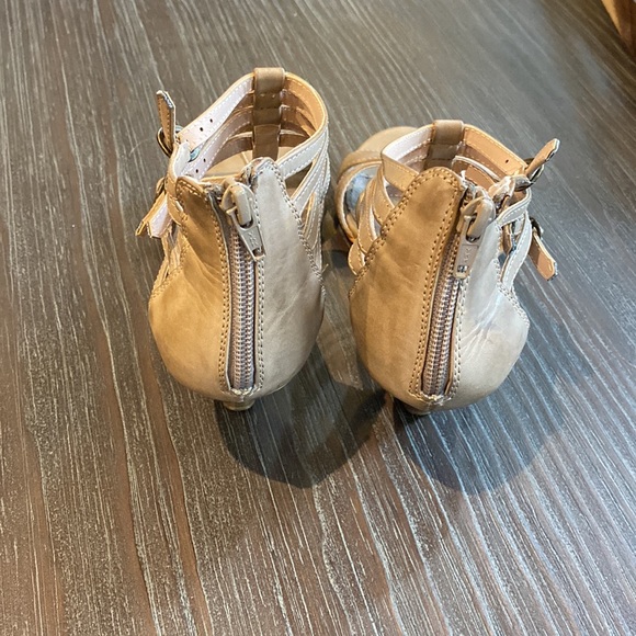 2/$25. Ladies pure by Alfred Sung shoes in size 8. Almost new. - Picture 4 of 9